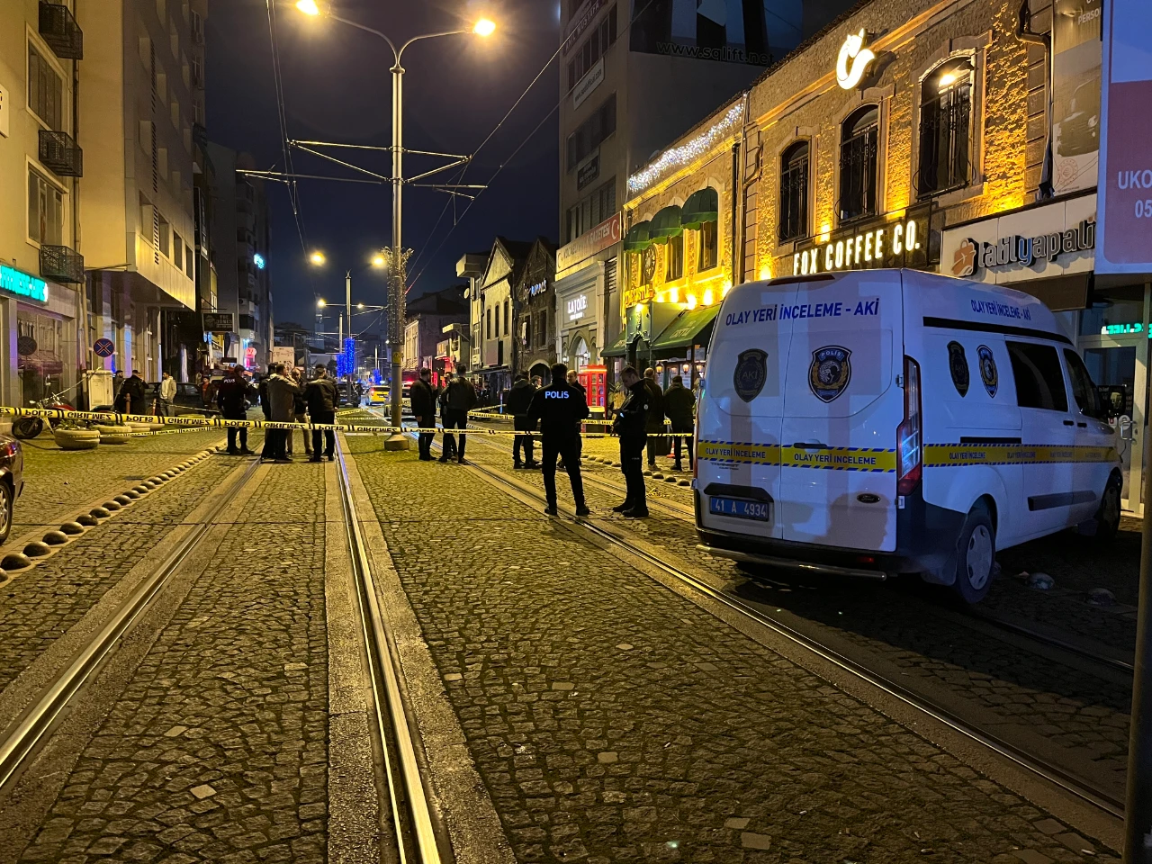 İzmit'te Eğlence Mekanı Önünde Saldırı! Araçtan Kurşun Yağdırdılar 2 Ölü (3)