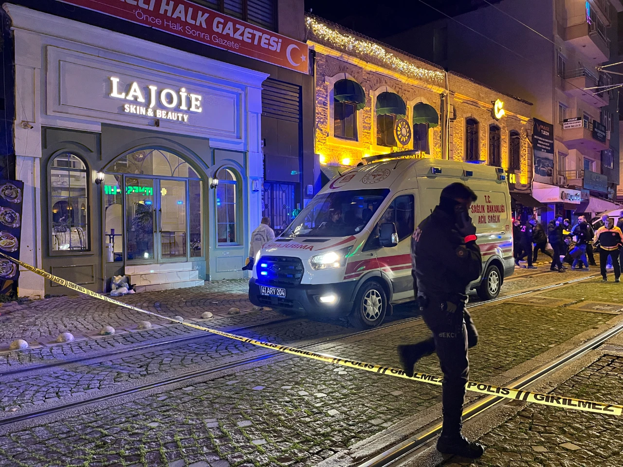 İzmit'te Eğlence Mekanı Önünde Saldırı! Araçtan Kurşun Yağdırdılar 2 Ölü (5)