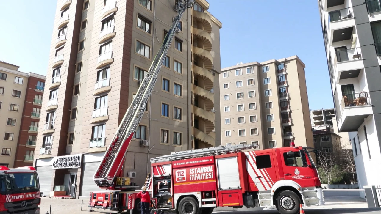 Kadıköy’de 8’Inci Katta Yangın! 1 Kişi Hastaneye Kaldırıldı (1)