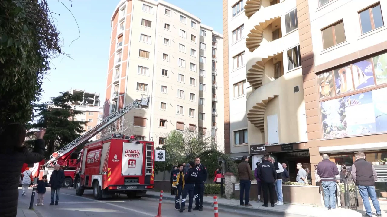 Kadıköy’de 8’Inci Katta Yangın! 1 Kişi Hastaneye Kaldırıldı (2)