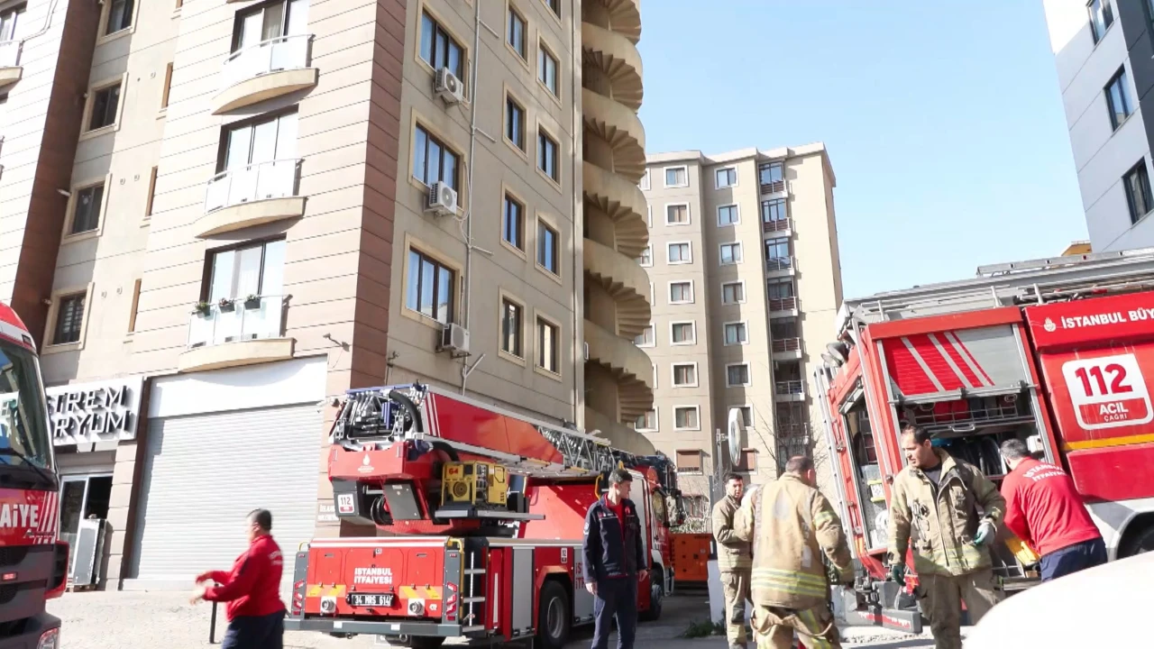 Kadıköy’de 8’Inci Katta Yangın! 1 Kişi Hastaneye Kaldırıldı (4)