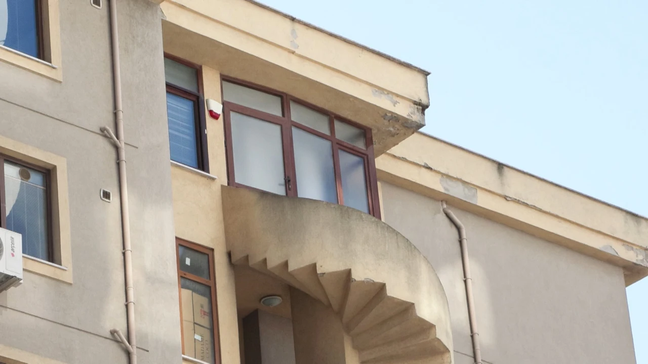 Kadıköy’de 8’Inci Katta Yangın! 1 Kişi Hastaneye Kaldırıldı (5)