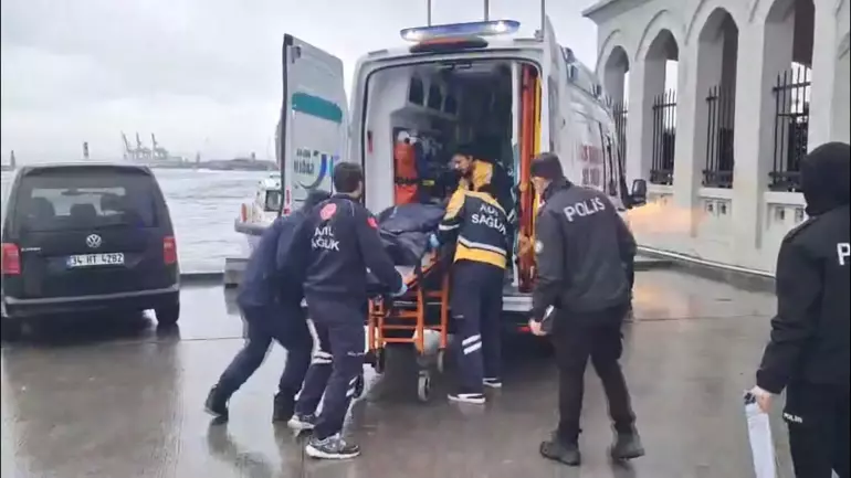 Kadıköy'de Denizde Erkek Cesdi Bulundu (1)