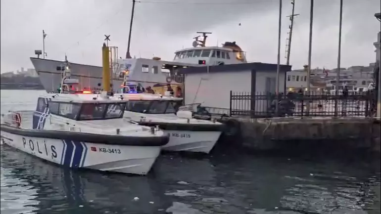 Kadıköy'de Denizde Erkek Cesdi Bulundu (2)