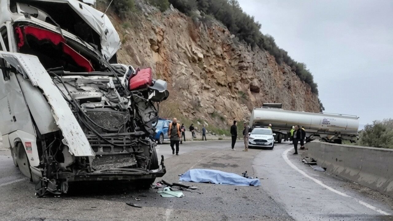 Kahramanmaraş-Gaziantep yolunda iki tır kafa kafaya çarpıştı 2 sürücü can verdi