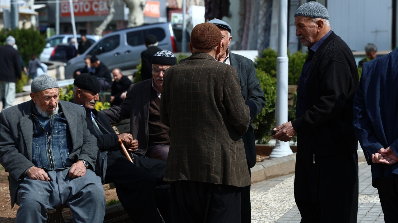 Kahramanmaraş Ulu Cami Meydanı'nda Ramazan Geleneği Emeklilerin Değişmeyen Adresi (2)