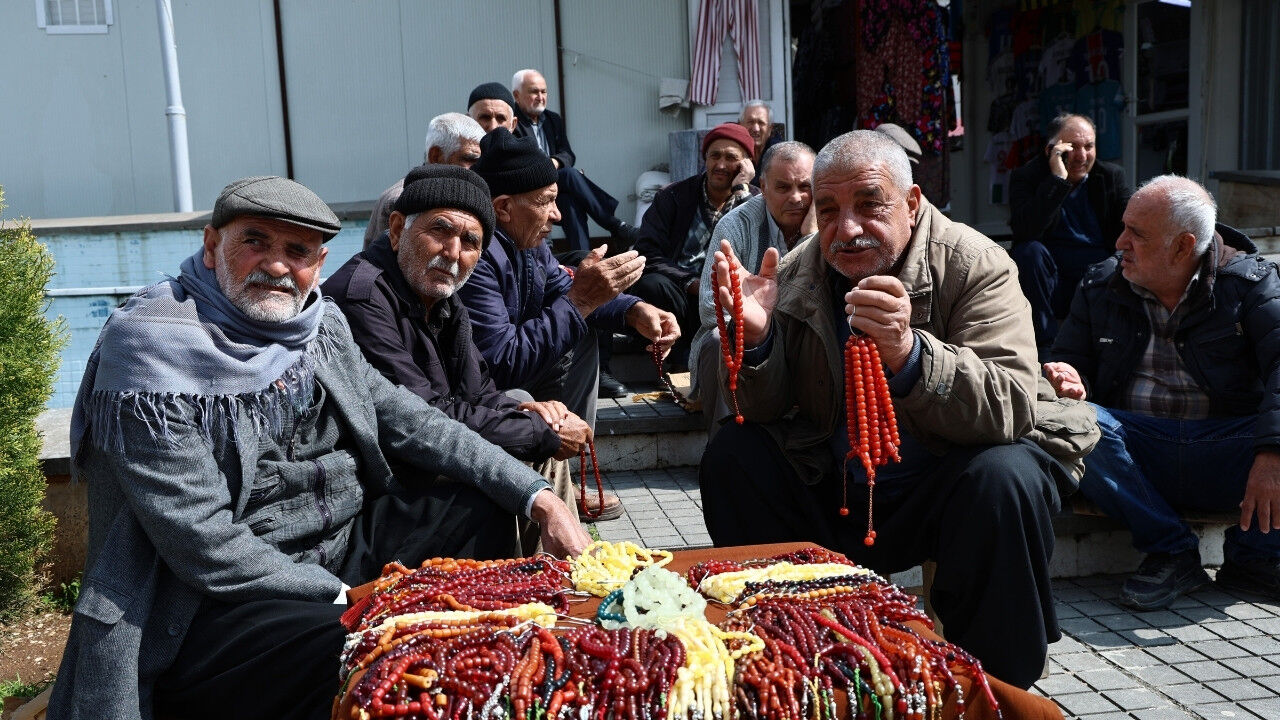 Kahramanmaraş Ulu Cami Meydanı'nda Ramazan Geleneği Emeklilerin Değişmeyen Adresi