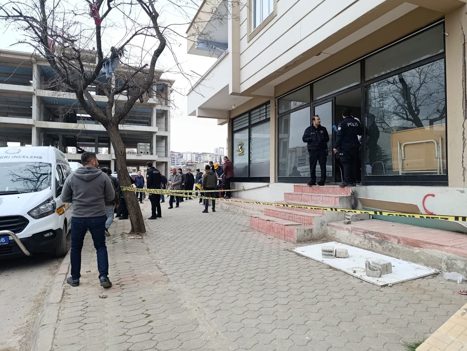 Kahramanmaraş'ta 1 Kişi Iş Yerinde Silahla Vurulmuş Halde Bulundu (4)