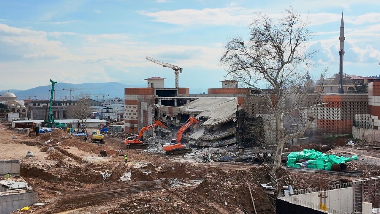 Kahramanmaraş’ta 22 Milyon Tl’lik Arasa Otoparkı Yıkılıyor Yerine Avm Yapılacak (2)