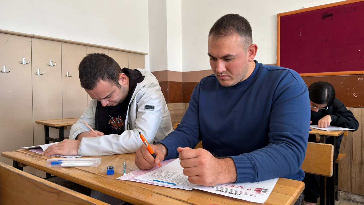 Kahramanmaraş’ta 7 Bin Genç Aynı Anda Deneme Sınavına Girdi (1)