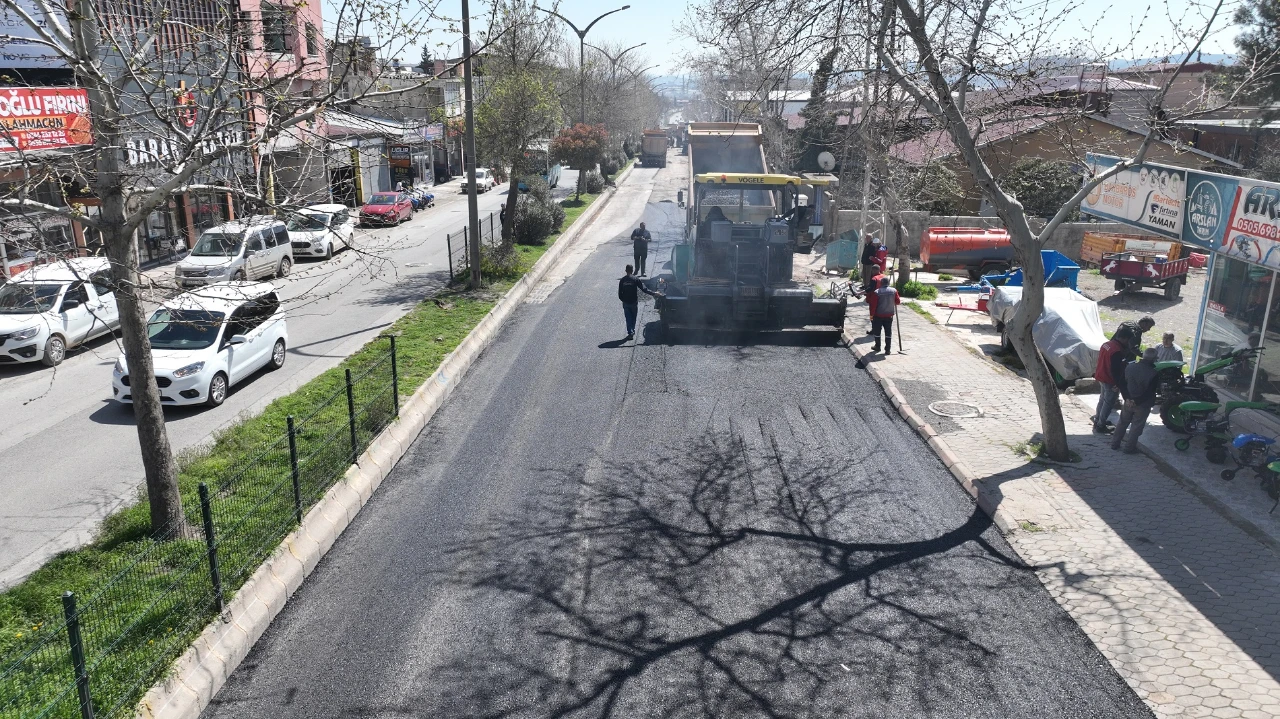Kahramanmaraş'ta 700 Ton Asfaltla 1 Kilometrelik Yol Yenileniyor (2)