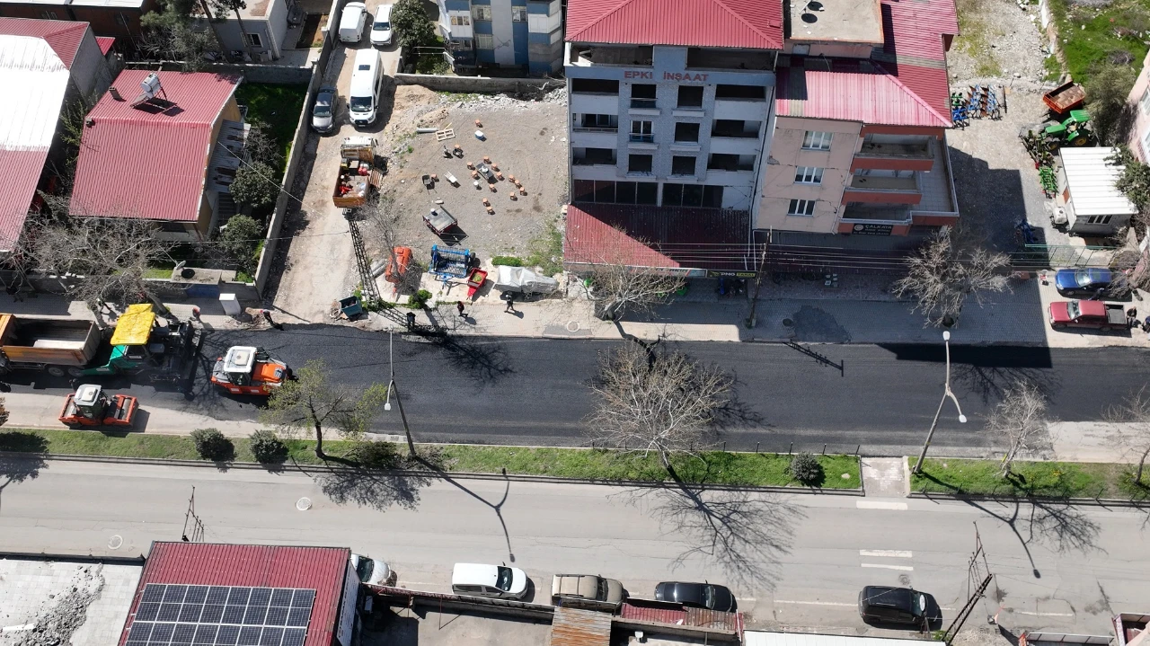 Kahramanmaraş'ta 700 Ton Asfaltla 1 Kilometrelik Yol Yenileniyor (5)