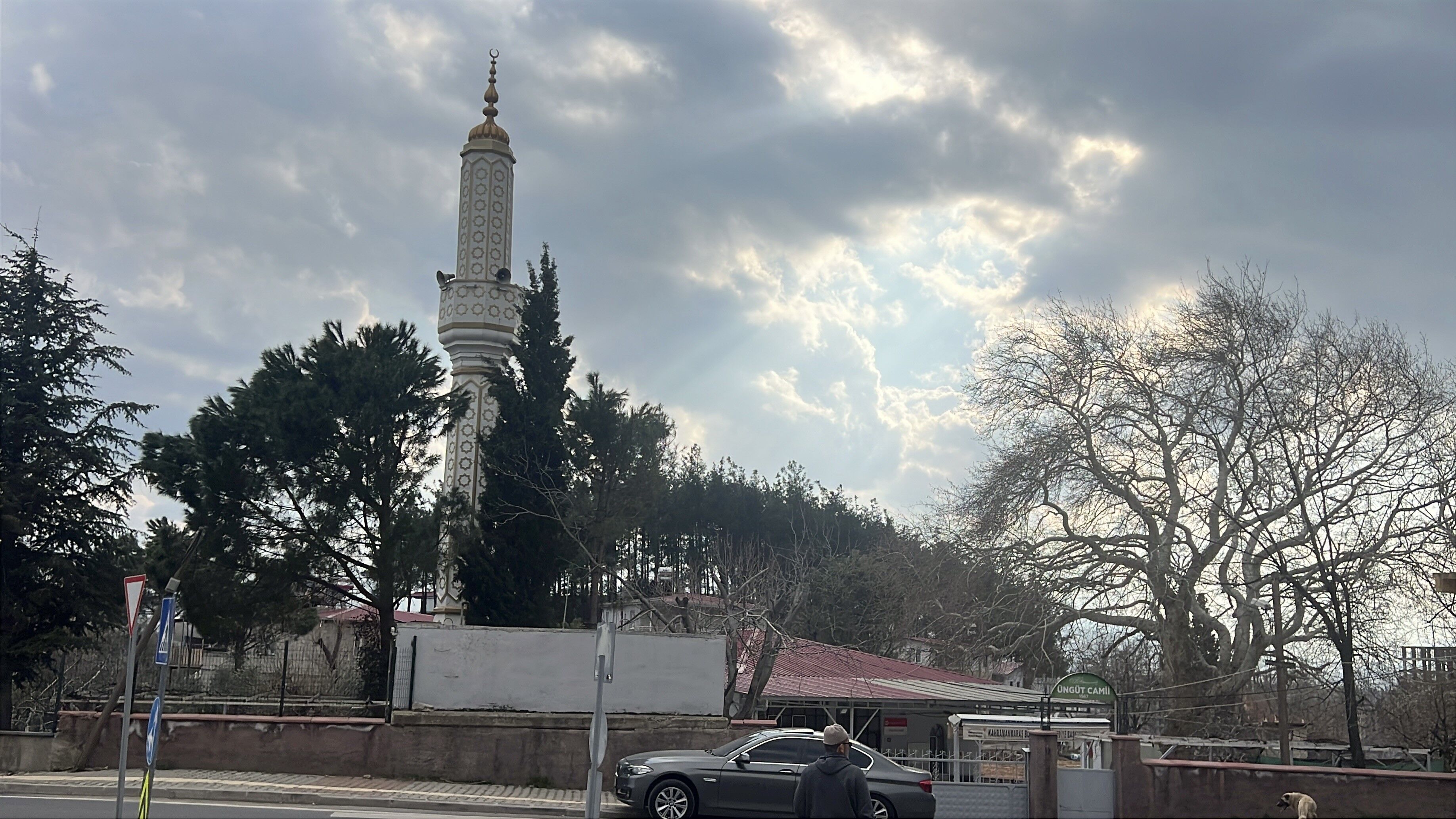 Kahramanmaraş’ta Cami Önünde Köpek, Ezanla Birlikte Uladı (4)