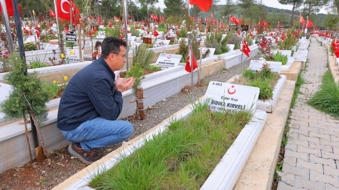 Kahramanmaraş'ta Deprem Mezarlığında Hüzünlü Bayram Arifesi