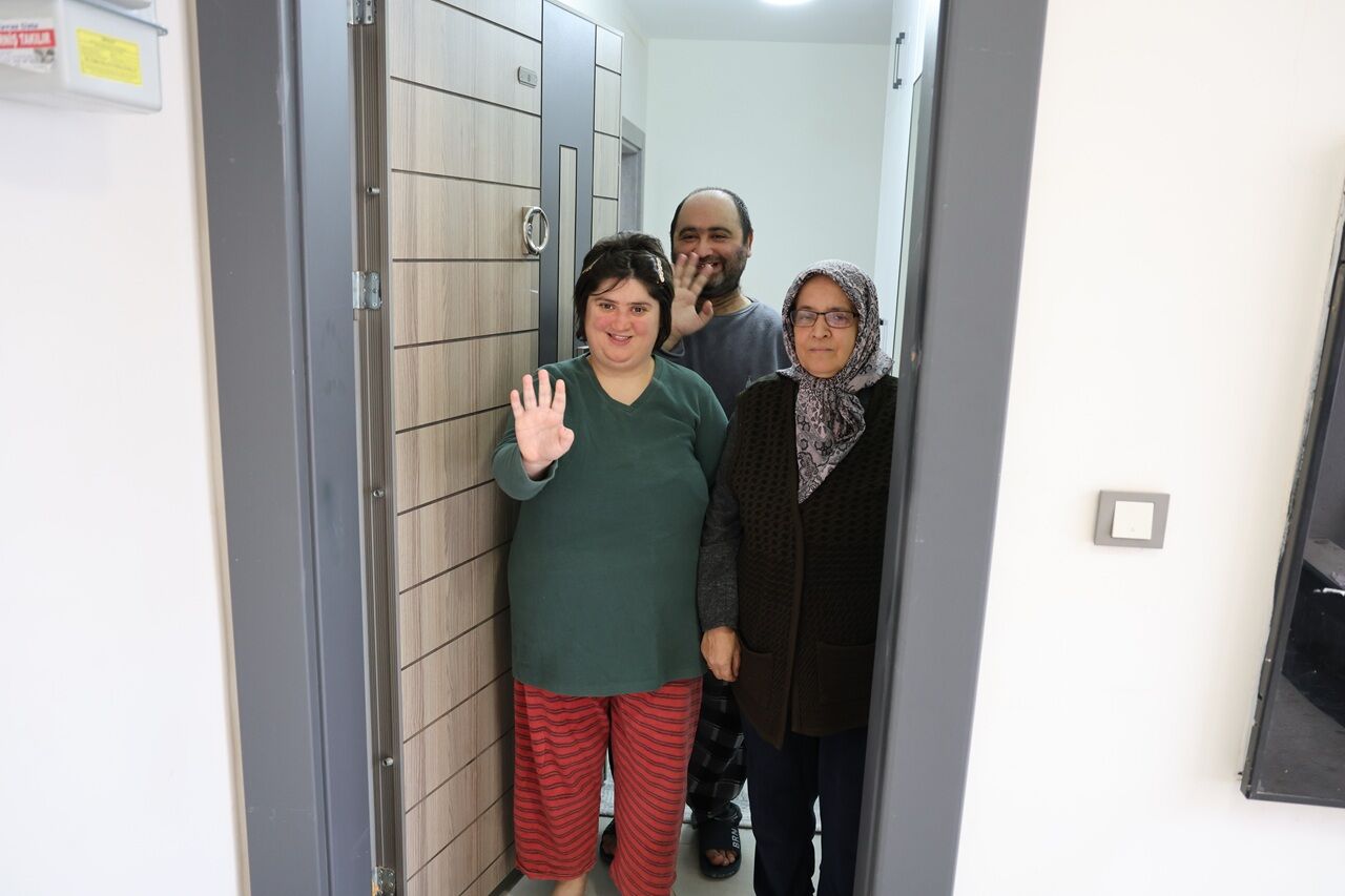 Kahramanmaraş’ta Depremzede Anne Iki Down Sendromlu Çocuğuyla Yeni Evine Kavuştu (3)