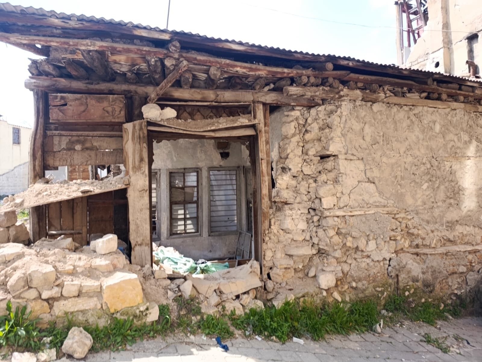 Kahramanmaraş'ta Esnaf Uyardı Metruk Binalar Artık Tehlike Saçıyor (5)