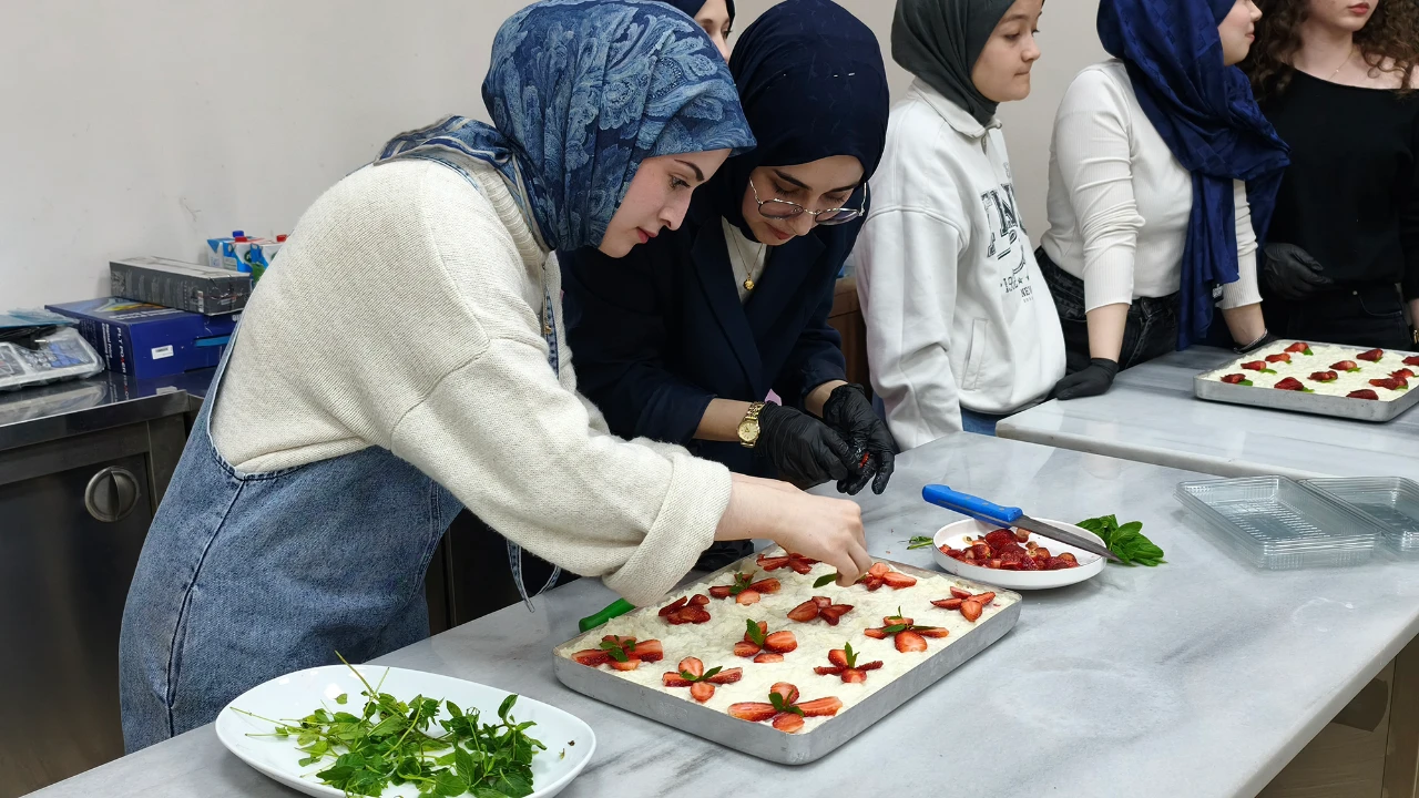 Kahramanmaraş’ta Gençler Ramazan’ın Geleneksel Tatlısını Öğrendi (1)