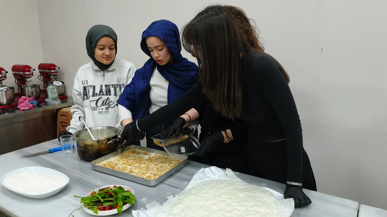 Kahramanmaraş’ta Gençler Ramazan’ın Geleneksel Tatlısını Öğrendi (8)