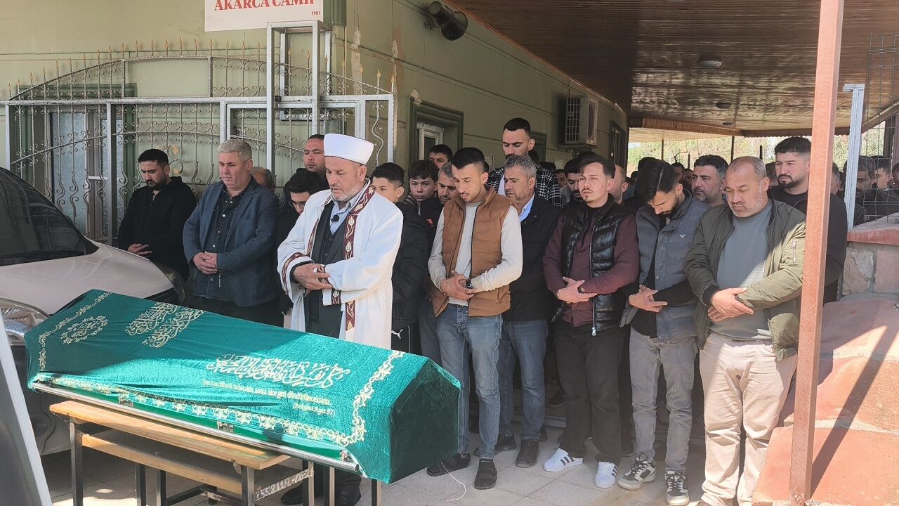 Kahramanmaraş'ta halı sahada feci ölüm! Göğsüne top isabet eden baba toprağa verildi