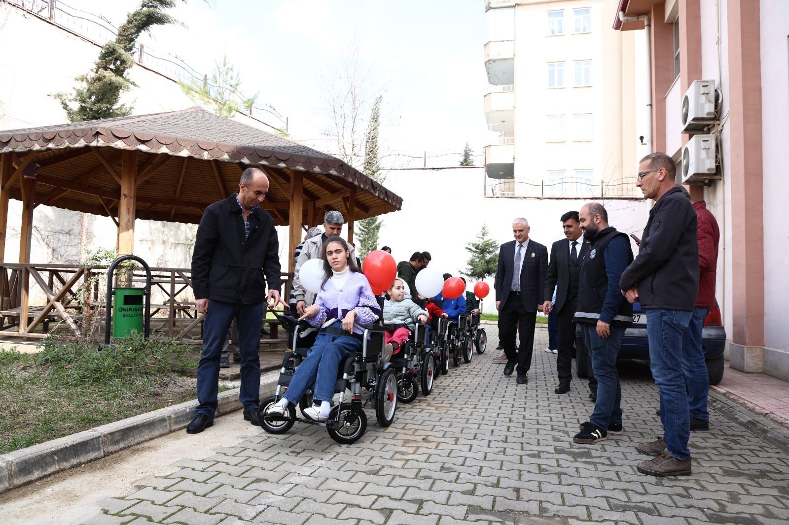 Kahramanmaraş’ta Hayırsever Polis Özel Öğrencilere Akülü Sandalye Hediye Etti (2)