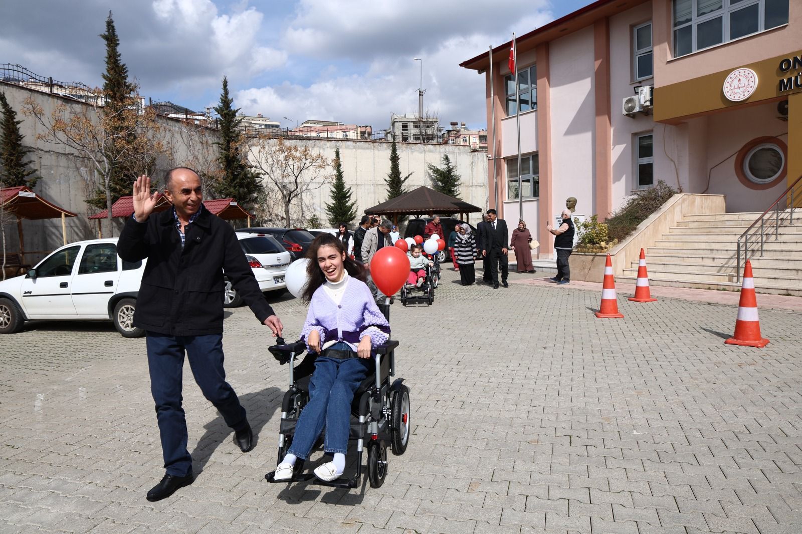 Kahramanmaraş’ta Hayırsever Polis Özel Öğrencilere Akülü Sandalye Hediye Etti (4)