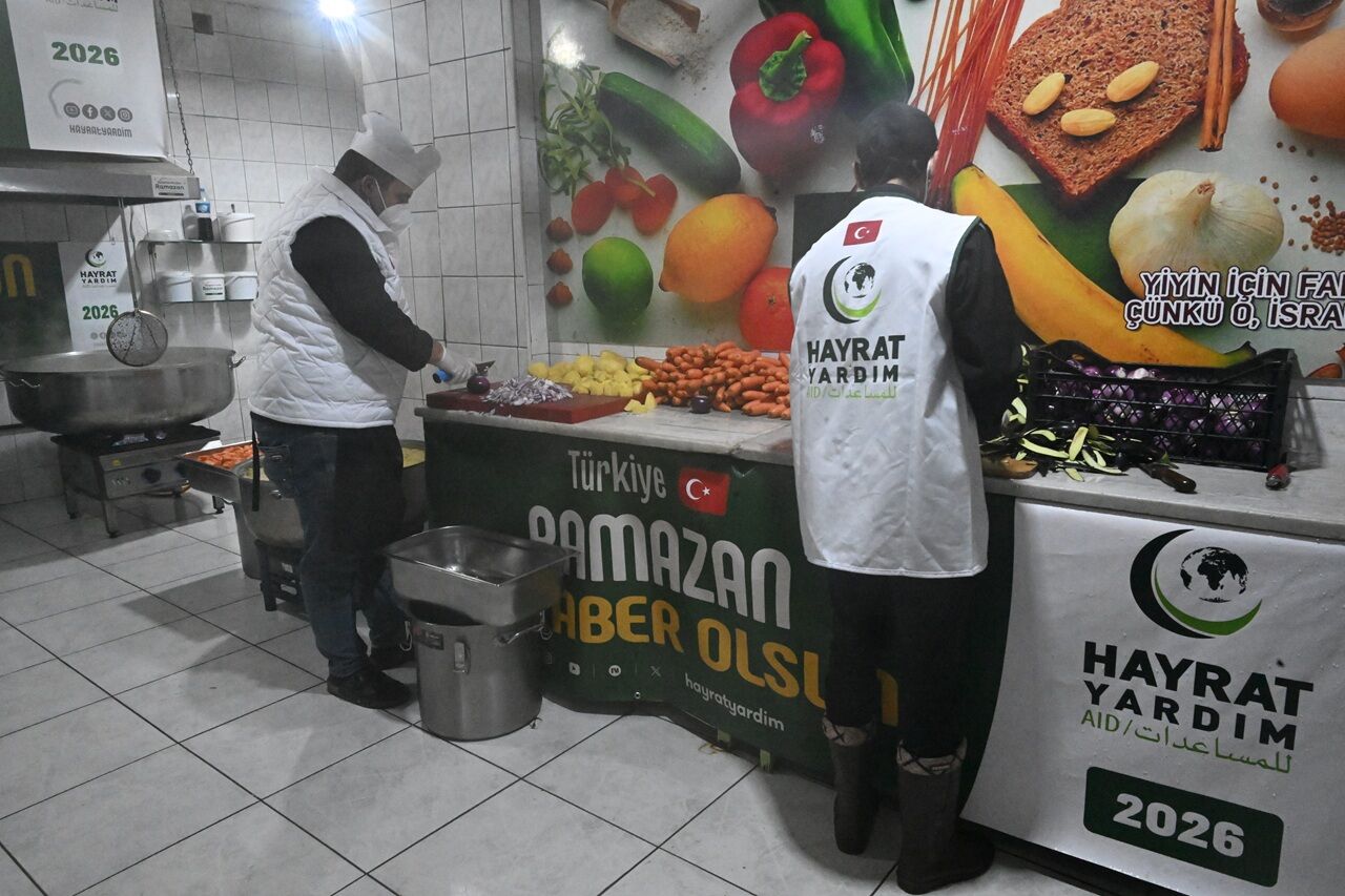 Kahramanmaraş’ta Hayrat Derneği 1200 Kişiye İftar Dağıtıyor (2)