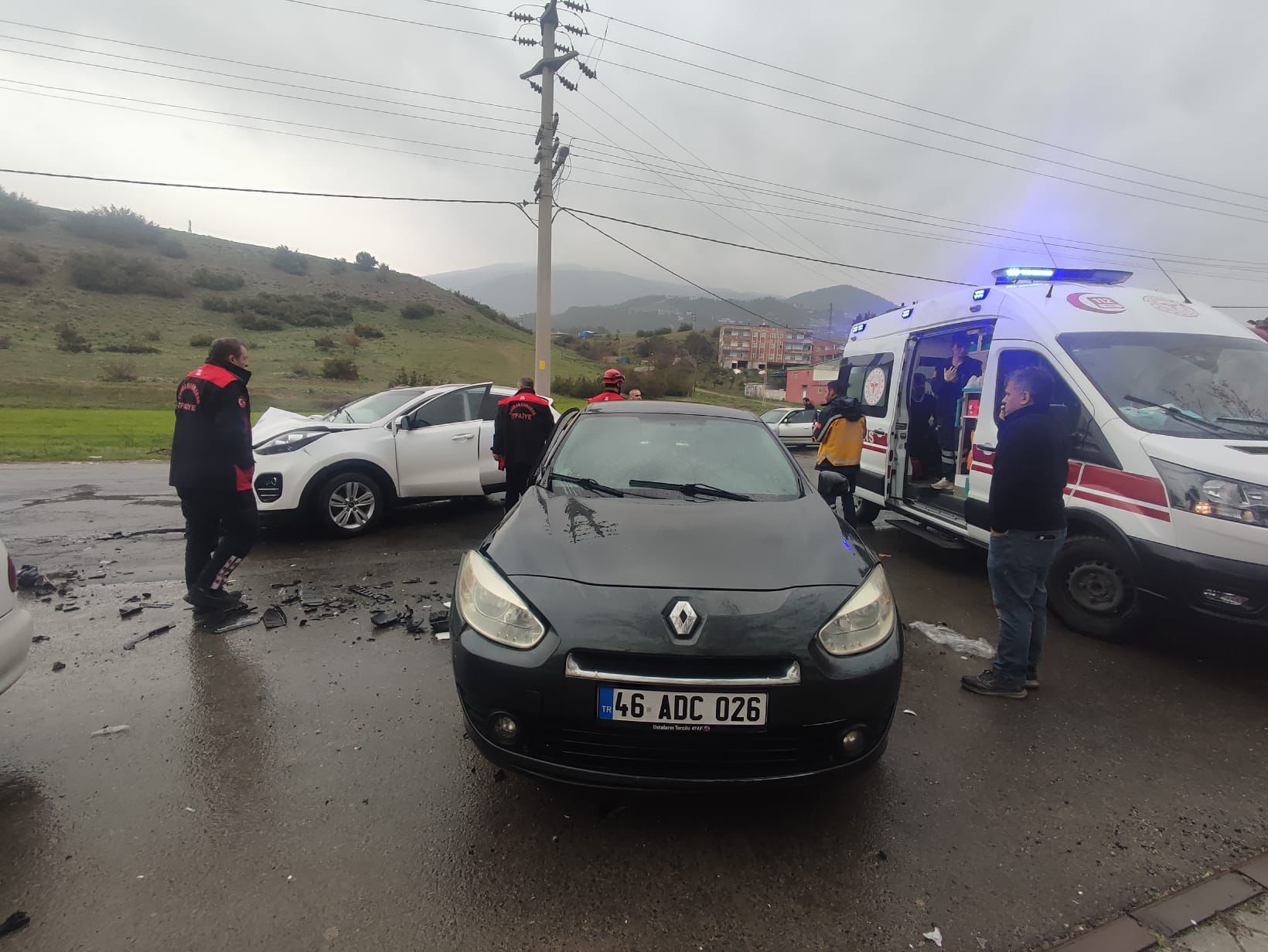 Kahramanmaraş’ta İki Otomobil Çarpıştı 6 Kişi Yaralandı (1)