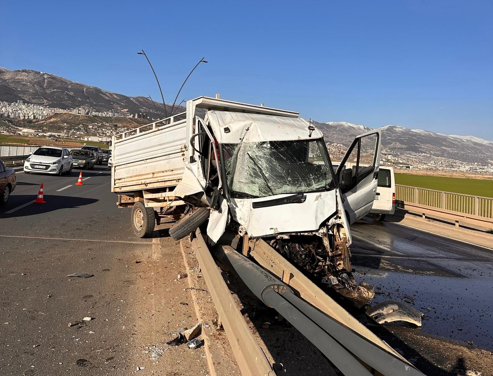 Kahramanmaraş’ta Kamyonet Bariyere Ok Gibi Saplandı