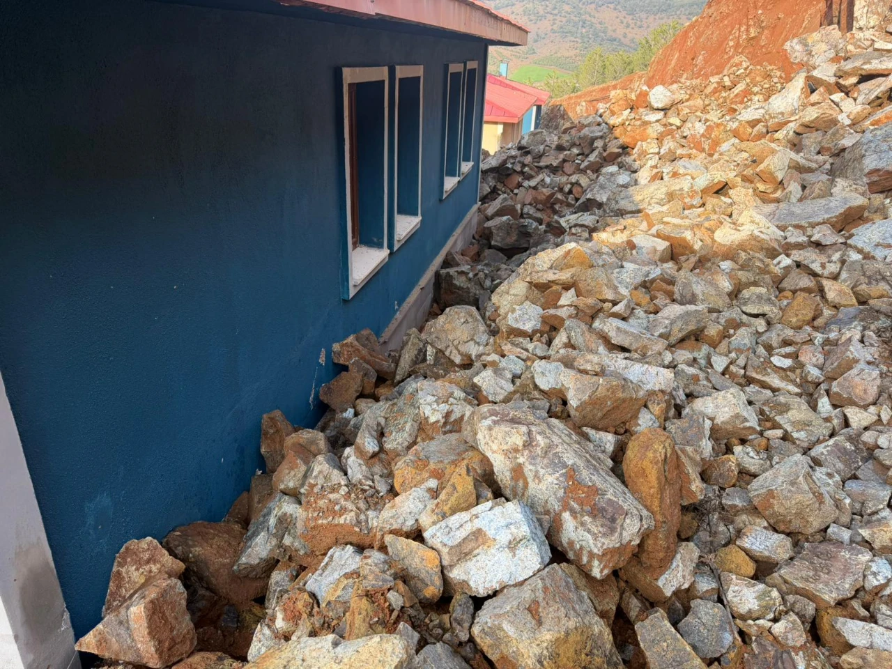 Kahramanmaraş'ta Köy Konutlarında Heyelan Tehlikesi! Vatandaşlar Çözüm Bekliyor (2)