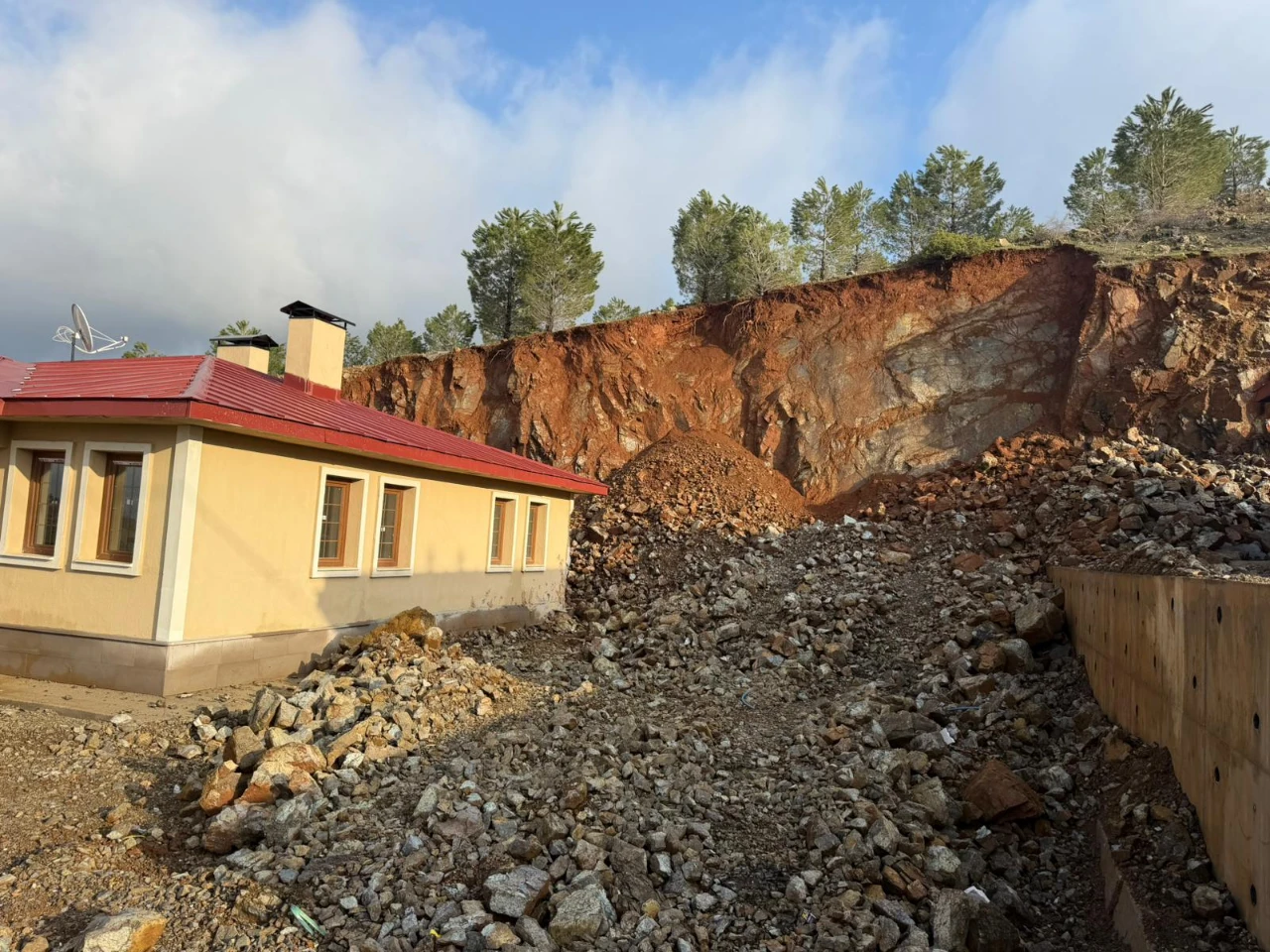 Kahramanmaraş'ta Köy Konutlarında Heyelan Tehlikesi! Vatandaşlar Çözüm Bekliyor (5)