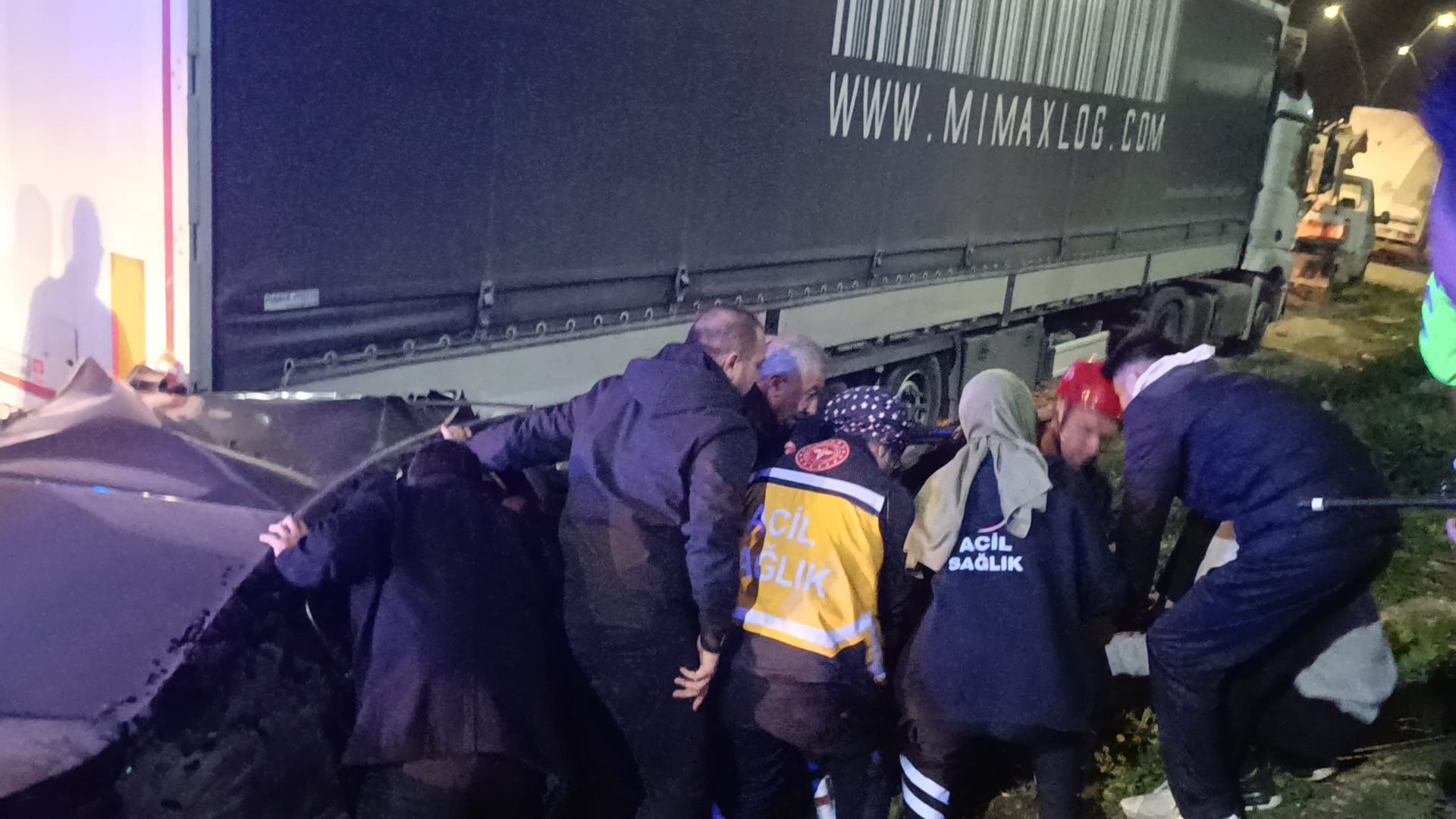 Kahramanmaraş’ta Trafik Kazası 4 Kişi Araçta Sıkıştı3