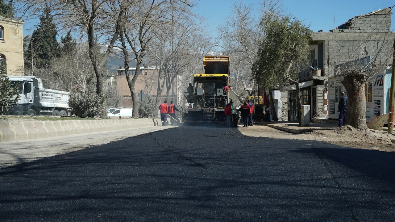 Kahramanmaraş’ta Yollar Sıcak Asfaltla Yenileniyor (2)