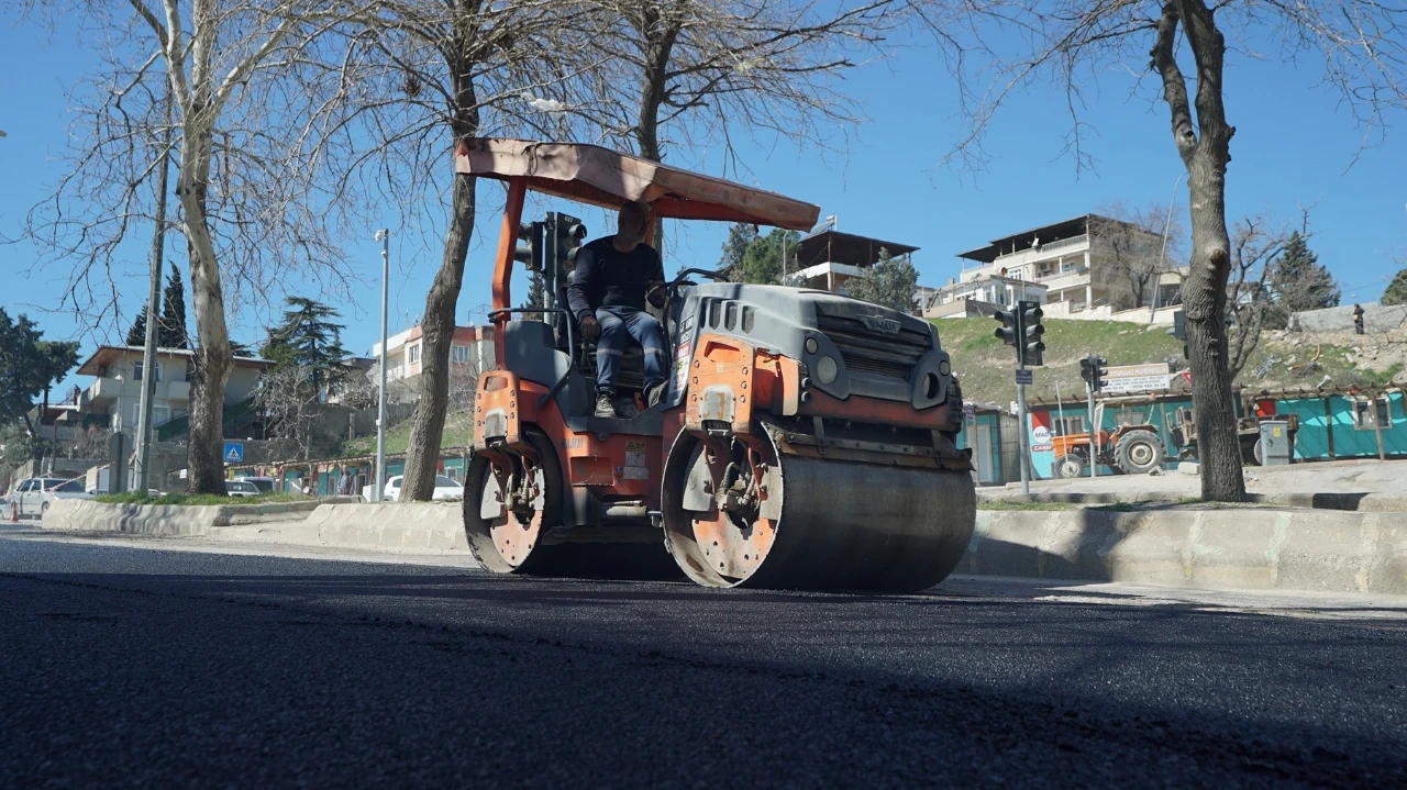 Kahramanmaraş’ta Yollar Sıcak Asfaltla Yenileniyor (3)