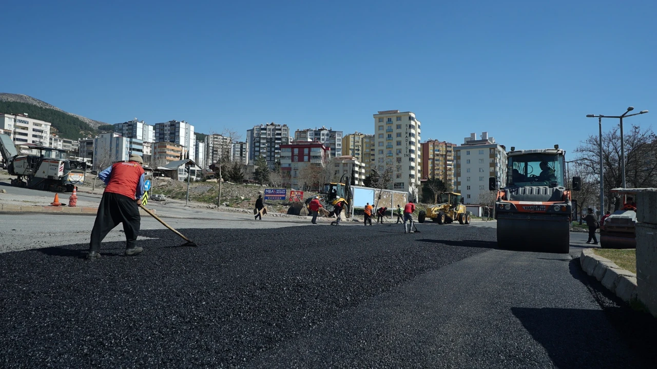 Kahramanmaraş’ta Yollar Sıcak Asfaltla Yenileniyor (4)