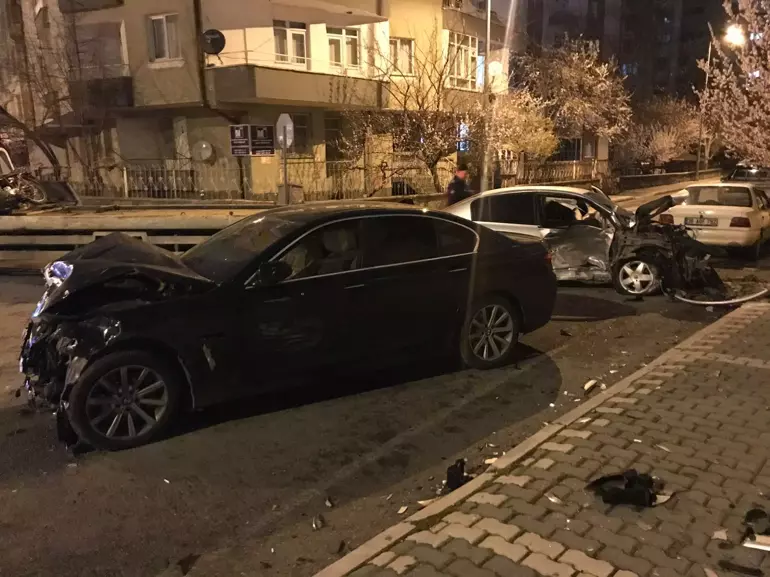 Kayseri'de Iki Otomobil Çarpıştı 5 Yaralı (1)