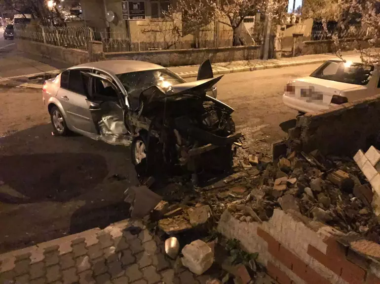 Kayseri'de Iki Otomobil Çarpıştı 5 Yaralı (2)