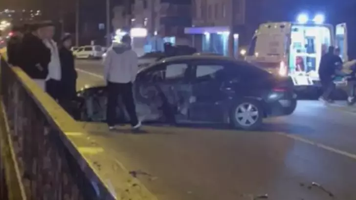 Kediye Çarpmamak Için Manevra Yapıp Refüjdeki Korkuluklara Vurdu; 2 Yaralı (2)