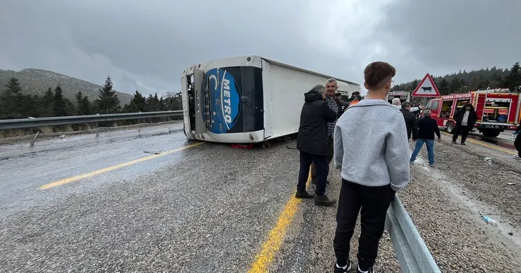 Konya Antalya Yolunda Otobüs Devrildi! Yaralılar Var (2)