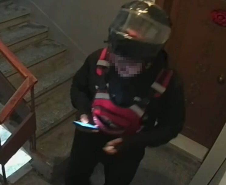 Kurye, Sipariş Getirdiği Binaya Idrarını Yaptı (2)