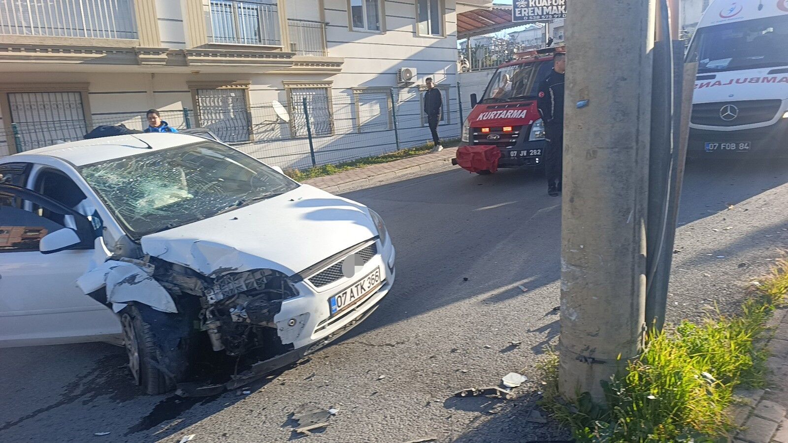 Manavgat’ta Otomobil Elektrik Direğine Çarptı 3 Kişi Yaralandı (5)