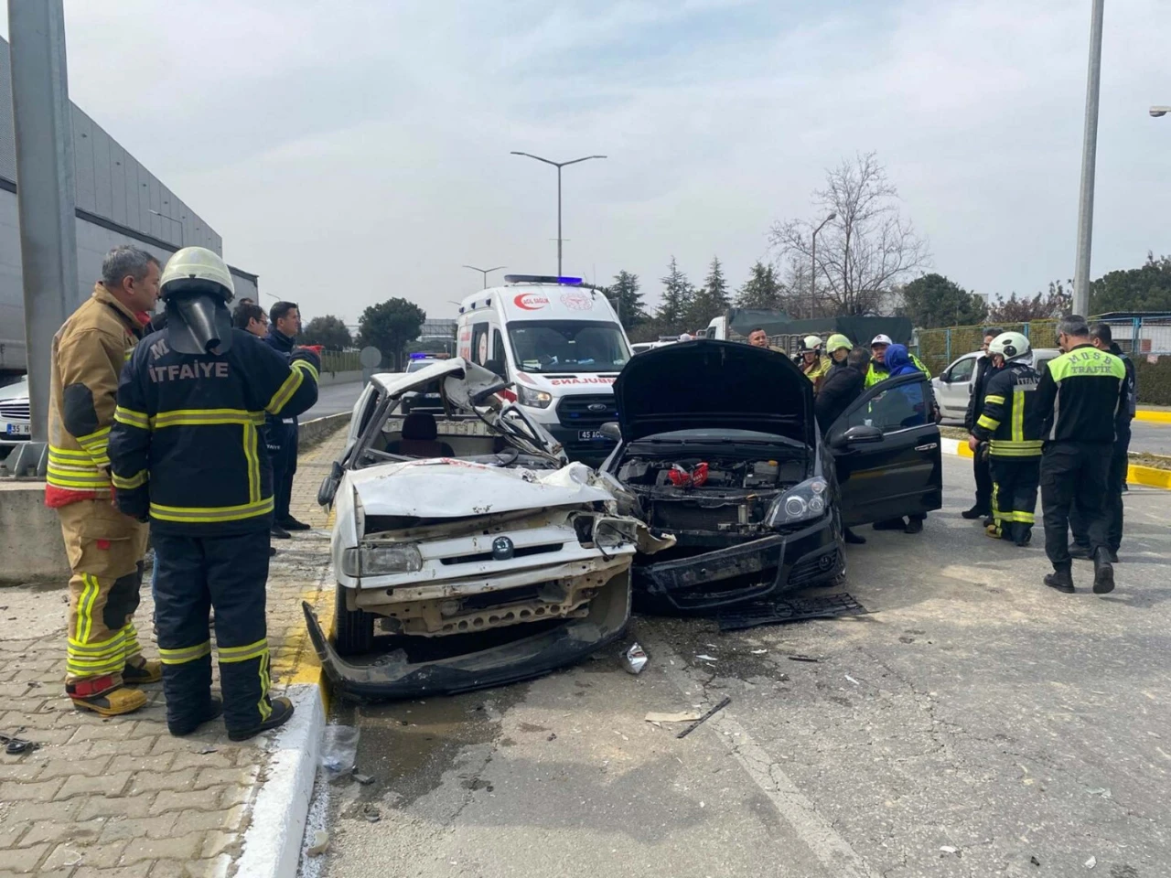 Manisa'da Feci Kaza Kamyonet Sürücüsü Hayatını Kaybetti (2)