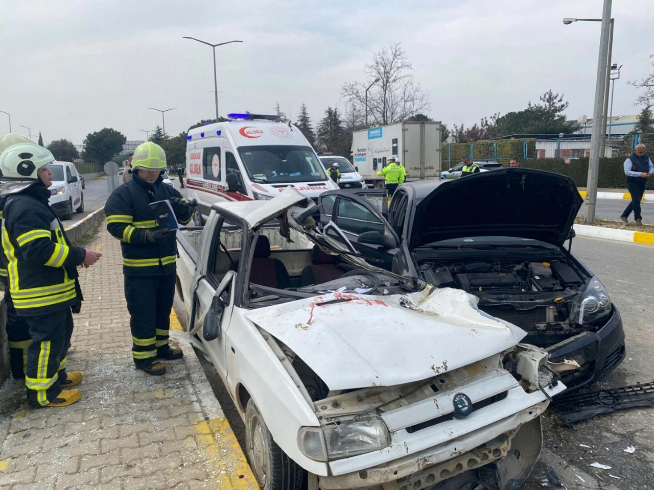 Manisa'da Feci Kaza Kamyonet Sürücüsü Hayatını Kaybetti (3)