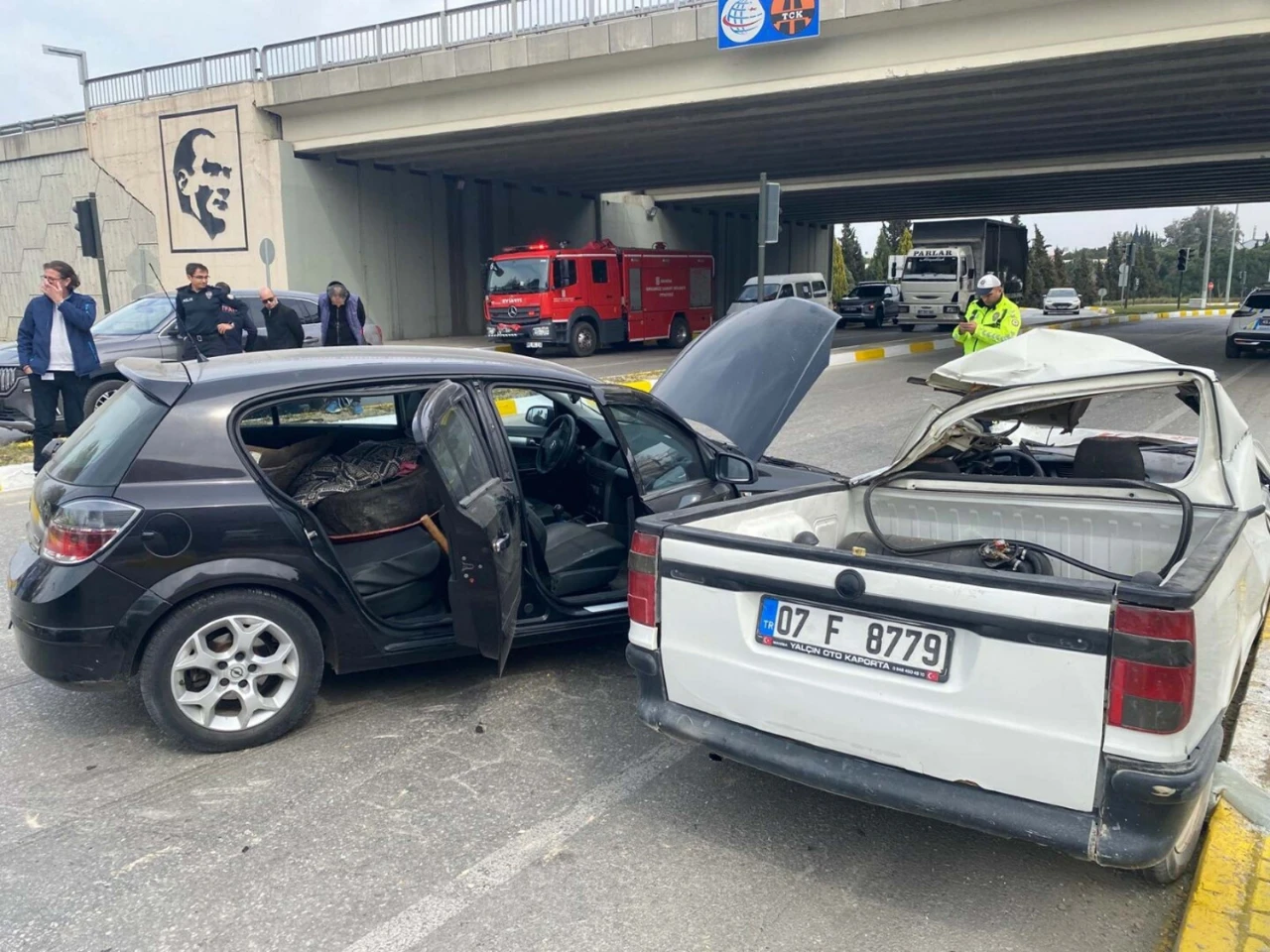 Manisa'da Feci Kaza Kamyonet Sürücüsü Hayatını Kaybetti (4)