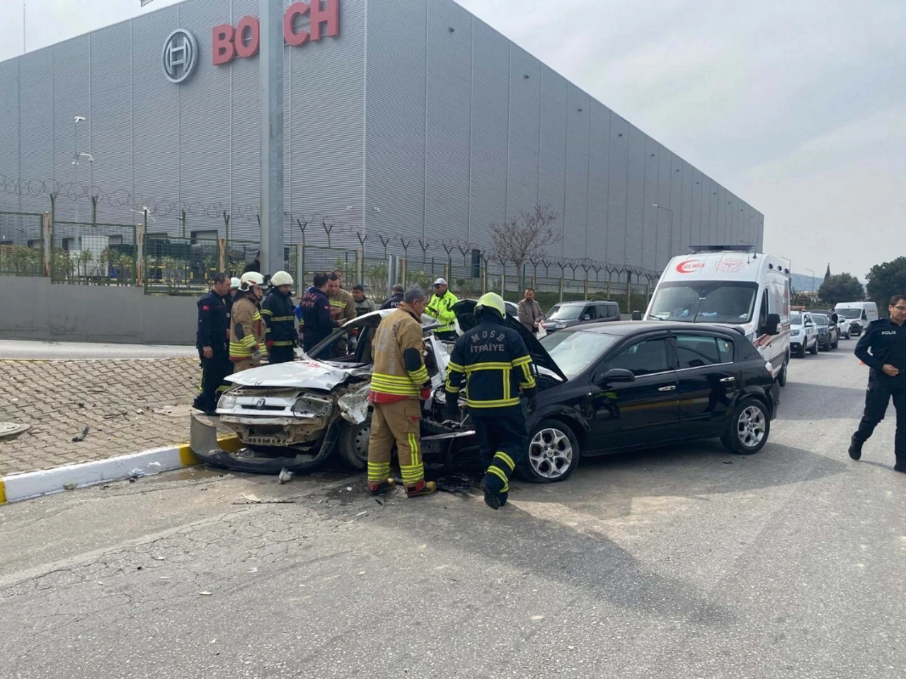 Manisa'da Feci Kaza Kamyonet Sürücüsü Hayatını Kaybetti (5)