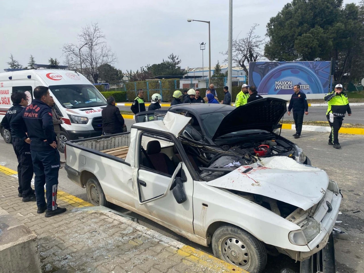Manisa'da Feci Kaza Kamyonet Sürücüsü Hayatını Kaybetti (7)