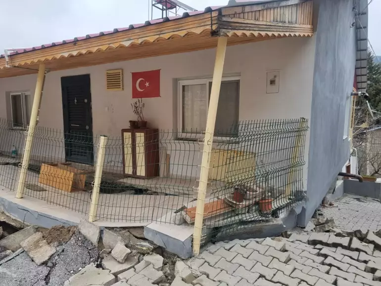 Mersin'de Heyelan Nedeniyle Bazı Evler Zarar Gördü (1)