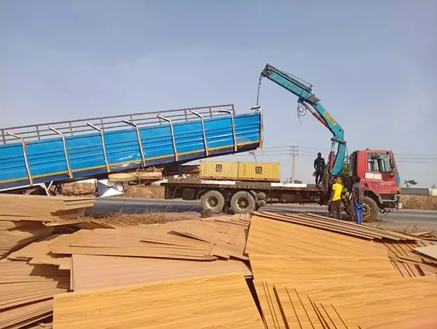 Nijerya'da Yolcu Taşıyan Kamyon Devrildi 10 Ölü, 20 Yaralı-1