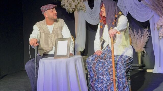 Nişanlanan Çift, Tören Sırasında 40 Yıl Sonraki Hallerini Skeçle Canlandırdı-1