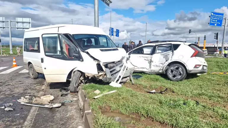 Öğrenci Servis Minibüsü Ile Otomobil Çarpıştı; 13 Yaralı (1)