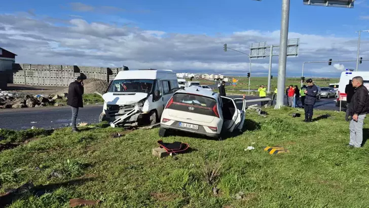 Öğrenci Servis Minibüsü Ile Otomobil Çarpıştı; 13 Yaralı